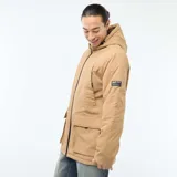 Parka ligera color beige con capucha ajustable, cierre frontal con cremallera y parche decorativo con texto en la manga.