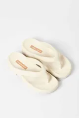 Sandalias tipo ojotas color rosa con plataforma y suela track.