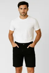 Bermuda negra de algodón y elastano, corte recto y calce medio.