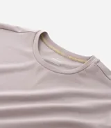 Remera deportiva de manga corta y cuello redondo, confeccionada en tejido tech fleece con tecnología dry que facilita la transpiración y el secado rápido. Presenta un corte comfort holgado y diseño liso sin estampas.