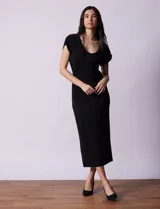 Vestido midi negro plisado con escote en V y lazo de ajuste en la cintura.