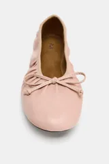 Bailarina de piel color rosado con detalle de fruncido en el contorno y lazo decorativo en la parte delantera. Presenta punta redonda y suela plana.