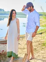 Camisa de vestir de hombre a cuadros celestes y blancos, de corte clásico, con cuello italiano y logo bordado en el frente.