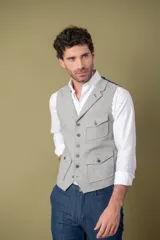 Chaleco de vestir gris claro en lana con solapa, cuatro bolsillos frontales con botón y cierre frontal con botones. Marca Club House.