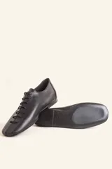 Zapatos chatos de cuero color bordó, con cordones finos y punta cuadrada.