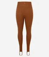 Legging deportiva de tiro alto confeccionada en microfibra elástica, con diseño ajustado y estribos en los pies. Presenta un acabado liso y una estructura que brinda soporte y libertad de movimiento.