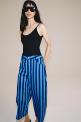 Jeans Zara Woman Collection de tiro alto y corte tapered, con diseño de rayas verticales a contraste en color marrón y beige. Presenta cinco bolsillos, trabillas para cinto y cierre frontal con cremallera y botón.
