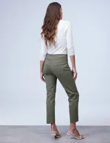 Pantalón verde militar de gabardina elastizada, marca Ruby Rd, corte recto, largo al tobillo y pretina ancha elastizada. Delantera con bolsillos simulados y trasera con bolsillos aplicados.