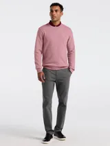 Buzo de hombre color rosa, de cuello redondo y manga larga. Tiene el logo de la marca bordado en el pecho.