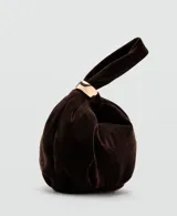 Bolso de mano pequeño en tejido de terciopelo color marrón, con diseño fruncido, asa de mano y detalle metálico dorado.