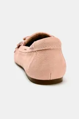 Mocasín plano de piel color rosado, con detalle de flecos y lazo en la parte delantera, costuras visibles y suela plana.
