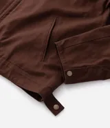 Campera masculina modelo trucker confeccionada en sarga de algodón. Presenta cuello de terciopelo en contraste, cierre frontal con cremallera, manga larga y bolsillo con cremallera en el pecho.