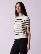 Buzo tejido de hilado fino, marca Philosophy, a rayas horizontales azul marino y blancas, con cuello redondo y mangas cortas.