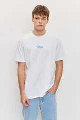 Remera verde militar de manga corta, con cuello redondo y pequeño estampado tipográfico blanco en el pecho.