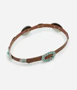 Cinturón de cuero sintético color marrón con hebilla ovalada y apliques metálicos circulares decorados con piedras turquesas.