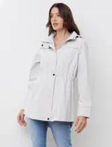 Campera impermeable Gallery color azul marino, con capucha plegable, cierre frontal con solapa de botones a presión, bolsillos y cordón de ajuste en la cintura.