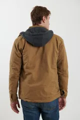 Campera técnica de tejido elástico en color azul marino, con capucha ajustable, cierre frontal y bolsillos laterales con cierre. Cuenta con forro interior de micro polar y ajuste en el ruedo.