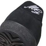 Championes urbanos Adidas modelo Aloha Super, color negro con las icónicas tres tiras laterales en color verde petróleo. Presentan una construcción en gamuza y material sintético, con suela de goma negra y diseño inspirado en el skate.