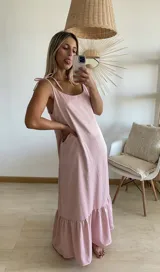 Vestido largo de tirantes con volados en el ruedo, disponible en color rojo, lila, borgoña y rosa.