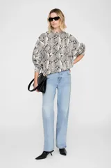 Sweatshirt de corte oversized con estampado de piel de serpiente, cuello redondo y mangas abullonadas con puños ajustados.