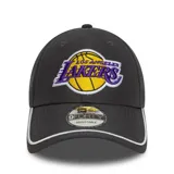 Gorra New Era gris oscuro con el logo de Los Angeles Lakers bordado en el frente. Tiene visera curva con borde blanco, corona estructurada y cierre ajustable en la parte posterior.