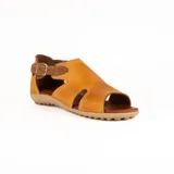 Sandalia baja combinada de cuero en color celeste con detalles en marrón tostado, tira con hebilla lateral ajustable y suela texturizada.