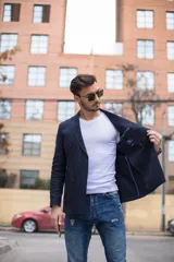 Blazer azul marino de doble botonadura, con solapas de muesca, bolsillo de parche en el pecho con pañuelo estampado y bolsillos de parche en la parte delantera.