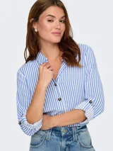Camisa de viscosa sostenible de manga larga con opción de enrollado, escote en V con cuello camisero, cierre frontal de botones y un bolsillo aplicado en el pecho.