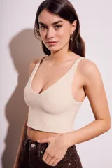 Top negro de viscosa con escote en V y breteles anchos.