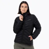 Campera puffer Merrell de color negro, con cierre frontal completo, cuello alto y diseño acolchado con costuras horizontales y diagonales. Cuenta con bolsillos laterales invisibles y logo de la marca estampado en el pecho.
