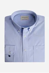 Camisa de manga larga Brooksfield en color celeste con textura micro-labrada. Presenta cuello abotonado (button-down), bolsillo frontal con logo bordado y puños con doble botón.