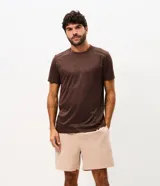 Bermuda masculina Get Over de tejido tecnológico, color beige, con cintura sastrera y elástico en los laterales, corte regular y diseño liso.