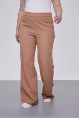 Pantalon de corte recto y tiro alto, confeccionado en tela de poliester de color marron.