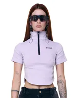 Top corto lila de gabardina elastizada, con cuello alto, cierre frontal, mangas cortas y logo Temblad bordado en el pecho.
