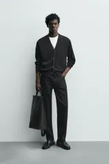 Jeans de corte slim fit en color azul oscuro, con diseño de cinco bolsillos, cierre frontal con cremallera y botón, y tejido ligeramente elástico.