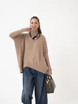 Sweater azul con cuello alto y puños de piel sintética color rosa.