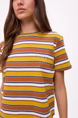 Remera marrón a rayas horizontales blancas, celestes y bordó, de algodón.