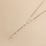 Rosario de plata 925 compuesto por cuentas esféricas, una medalla central con imagen religiosa y una cruz colgante en el extremo.