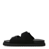 Sandalias Miss Carol Mura de color negro, con dos tiras anchas adornadas con grandes hebillas plateadas y suela plana dentada.
