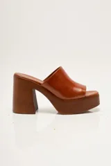 Sandalias de cuero color marrón, con plataforma alta, taco ancho y diseño destalonado de empeine amplio.