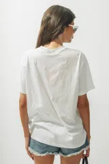 Remera de corte oversize color blanco, con cuello redondo y mangas cortas. Presenta un estampado frontal compuesto por múltiples círculos formados por puntos rojos.