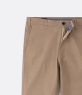 Pantalón de vestir color beige, corte slim fit, confeccionado en tejido de sarga de algodón y elastano. Marca Preston Field.