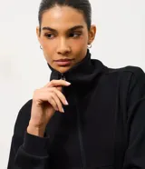 Campera deportiva de modal color bordó, con cierre frontal, cuello alto y puños acanalados. Presenta un diseño entallado con recortes que brindan un ajuste cómodo y moderno.