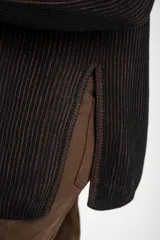 Sweater de punto con textura acanalada vertical, diseño oversize, cuello redondo y mangas largas. Confeccionado en algodón peinado.