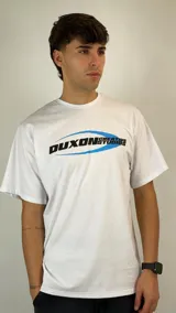 Remera blanca de manga corta con cuello redondo y estampado gráfico frontal en tonos negro y azul.