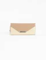 Billetera rectangular de cuero sintético color beige con solapa superior color marrón claro.