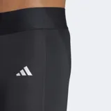Calza corta Adidas Techfit de color negro, diseñada con corte ajustado y tecnología transpirable AEROREADY para mayor sujeción y comodidad en la cancha.