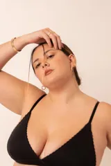 Soutien triángulo negro de algodón orgánico pima con certificación GOTS, con copa desmontable, contorno y breteles regulables.