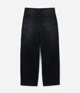 Pantalón de jean corte super baggy con efecto jaspeado o mármol, cintura con trabillas, cierre tradicional y bolsillo cargo lateral con cadena decorativa.