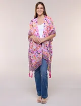 Kimono de gasa ligera con estampado floral en tonos rosados, anaranjados y violetas. Presenta diseño abierto al frente, mangas amplias tipo kimono y detalle de borlas en el ruedo asimétrico.